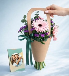 Kraft Çantada Pembe Gerberalar ve Stickerli Çerçeve