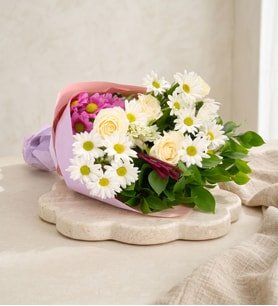 Lila Bukette Beyaz Güller ve Ruskos Yeşillikleri