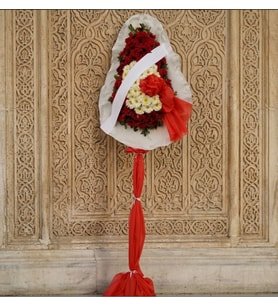 Beyaz ve Kırmızı Gerberalarla Süslenmiş Tek Katlı Çelenk