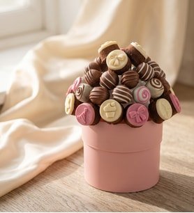 Pembe Sütlü Kokolin Desenli Kekler Bir Buket Lezzet